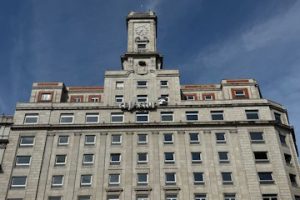 Miniatura de la fachada de la sede de Cajastur, situado en una plaza en un entorno peatonalizado y con un gran reloj coronando el edifico
