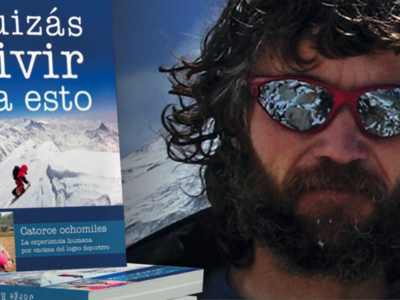 Fotomontaje de Jorge Egocheaga en una cumbre nevada junto a su libro «Quizás vivir sea esto»