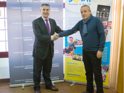 Foto que inmortaliza el convenio entre la Asociación Síndrome de Down de Asturias y la Fundación Cajastur