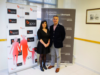 Foto que inmortaliza el convenio entre APACI y la Fundación Cajastur