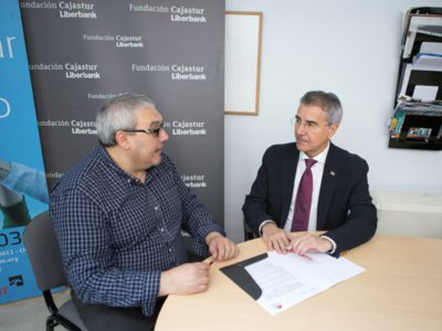 Foto que inmortaliza el convenio entre AADM y la Fundación Cajastur