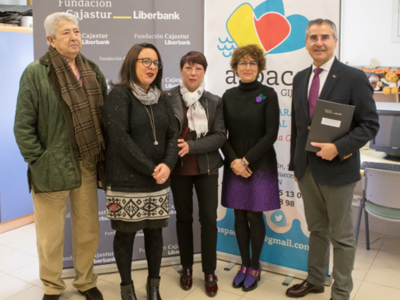 Foto de los representantes de ASPACE Gijón junto a los representantes de la Fundación Cajastur