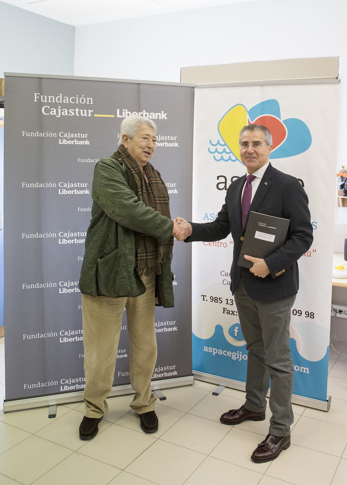 Foto que inmortaliza el convenio entre ASPACE Gijón y la Fundación Cajastur