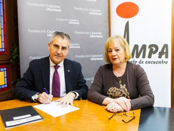 Foto que inmortaliza el convenio entre FAMPA y la Fundación Cajastur