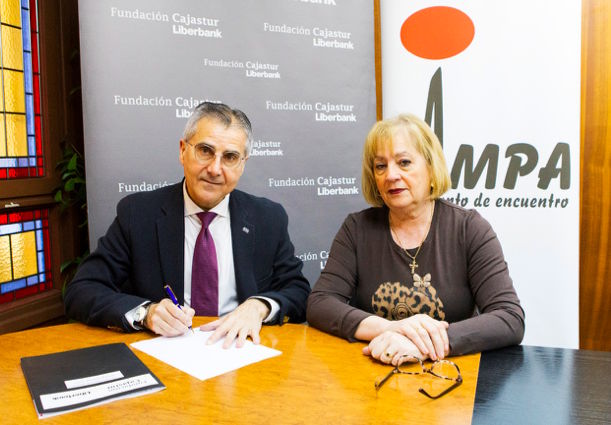 Foto que inmortaliza el convenio entre FAMPA y la Fundación Cajastur