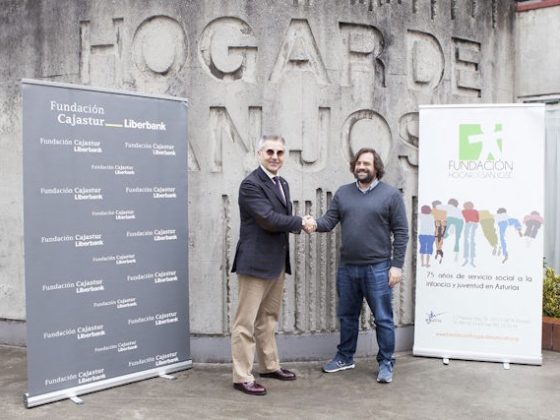 Foto que inmortaliza el convenio entre la Fundación Hogar San José y la Fundación Cajastur frente a la sede de la asociación