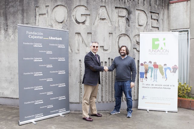 Foto que inmortaliza el convenio entre la Fundación Hogar San José y la Fundación Cajastur frente a la sede de la asociación