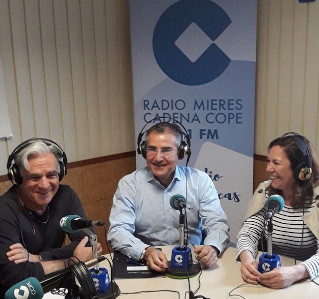 Carlos Siñeriz, Director General de la Fundación Cajastur, presentando los premios Virtus en la sede de Radio Mieres Cadena Cope