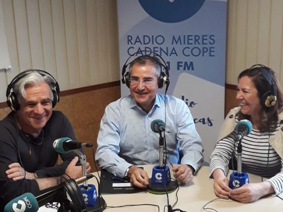 Carlos Siñeriz, Director General de la Fundación Cajastur, presentando los premios Virtus en la sede de Radio Mieres Cadena Cope junto a locutores de la cadena