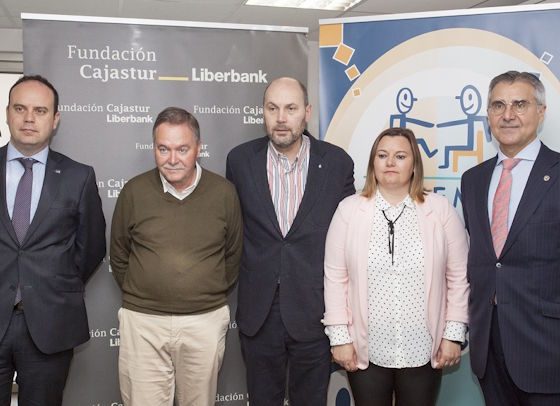 Foto de los representantes de COCEMFE junto a los representantes de la Fundación Cajastur