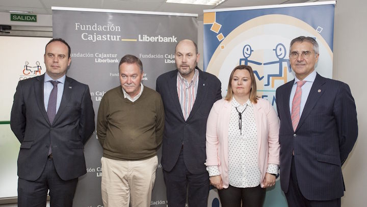 Foto de los representantes de COCEMFE junto a los representantes de la Fundación Cajastur
