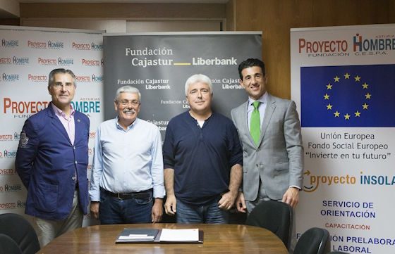 Foto de los representantes de Proyecto Hombre junto a los representantes de la Fundación Cajastur