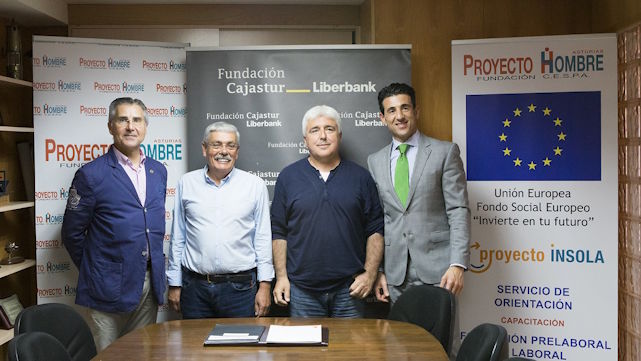 Foto de los representantes de Proyecto Hombre junto a los representantes de la Fundación Cajastur