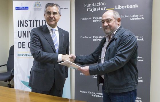 Foto que inmortaliza el convenio entre el IUOPA y la Fundación Cajastur