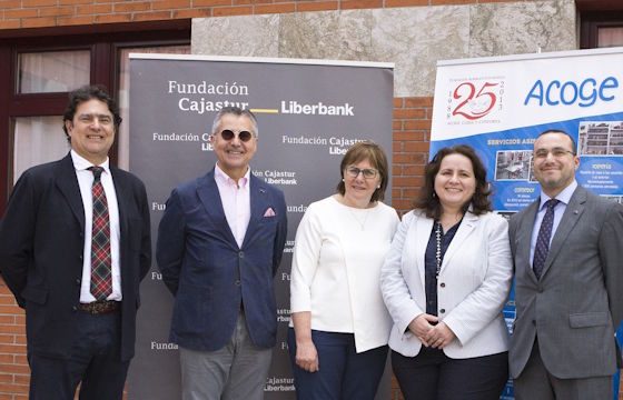 Foto de los representantes de la Fundación Albergue Covadonga junto a los representantes de la Fundación Cajastur