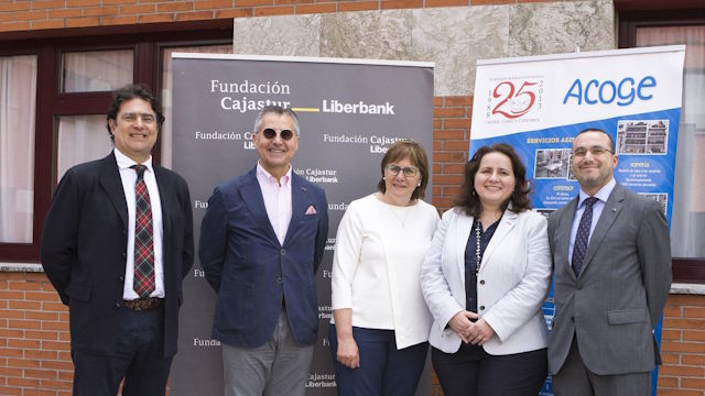Foto de los representantes de la Fundación Albergue Covadonga junto a los representantes de la Fundación Cajastur