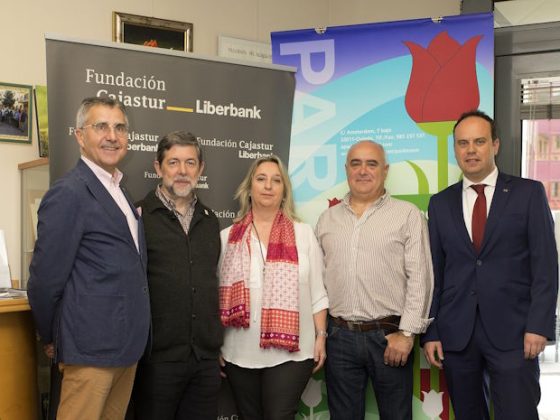 Foto de los representantes de la Asociación Parkinson Asturias junto a los representantes de la Fundación Cajastur