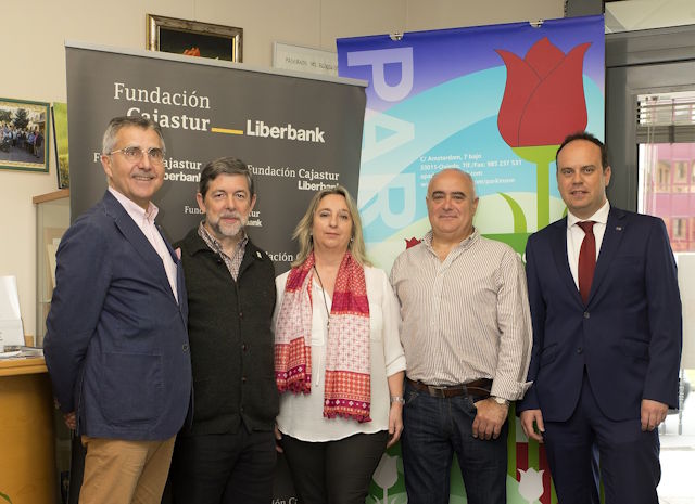 Foto de los representantes de la Asociación Parkinson Asturias junto a los representantes de la Fundación Cajastur