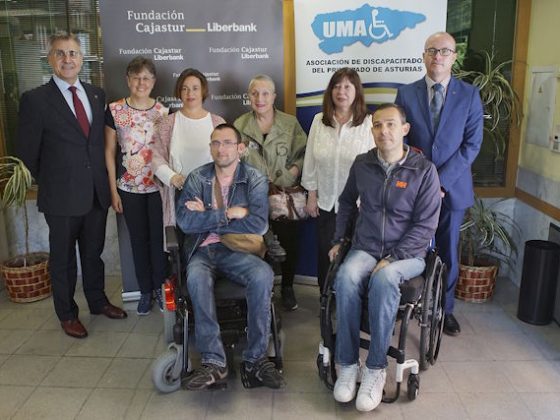 Foto de los representantes de la Unión de Discapacitados del Principado de Asturias junto a los representantes de la Fundación Cajastur