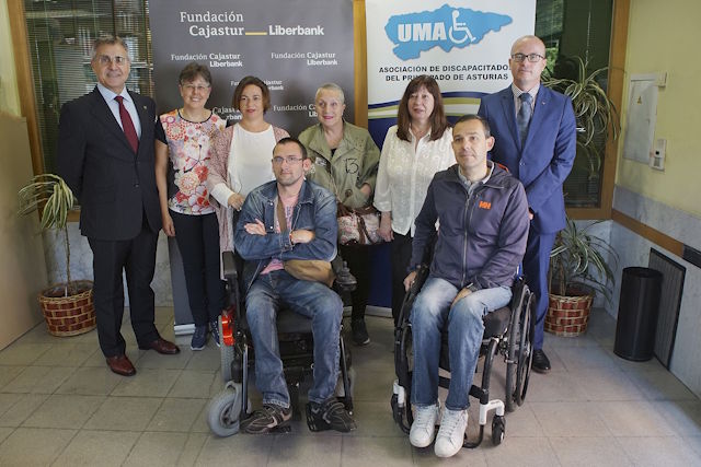 Foto de los representantes de la Unión de Discapacitados del Principado de Asturias junto a los representantes de la Fundación Cajastur