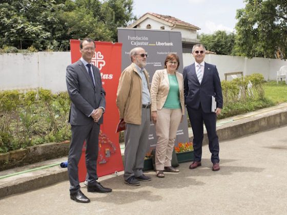 Foto de los representantes de Cáritas junto a los representantes de la Fundación Cajastur