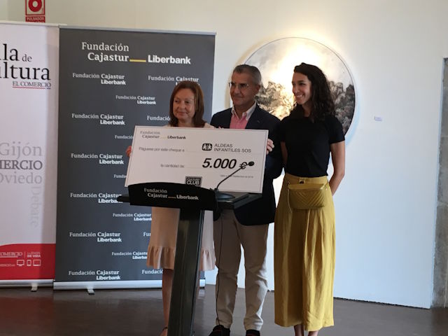 Foto que inmortaliza la entrega simbólica del cheque al Centro de Día de Aldeas Infantiles por parte de la Fundación Cajastur