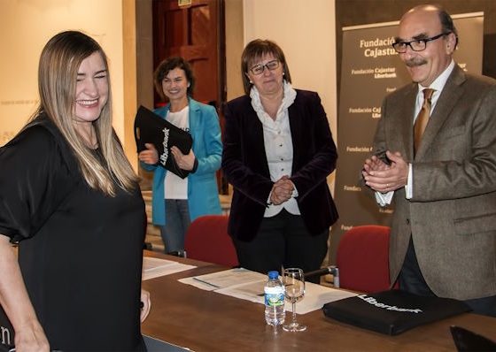 Un momento del acto de presentación de las ayudas concedidas por la Fundación Cajastur dónde podemos ver a las autoridades y al representante de la Fundación Cajastur