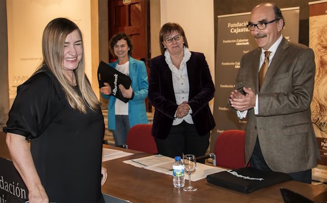 Un momento del acto de presentación de las ayudas concedidas por la Fundación Cajastur dónde podemos ver a las autoridades y al representante de la Fundación Cajastur