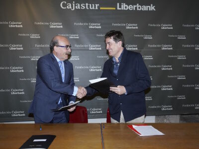 Apretón de manos entre los representantes del Instituto Cervantes y la Fundación Cajastur tras la firma de la cesión