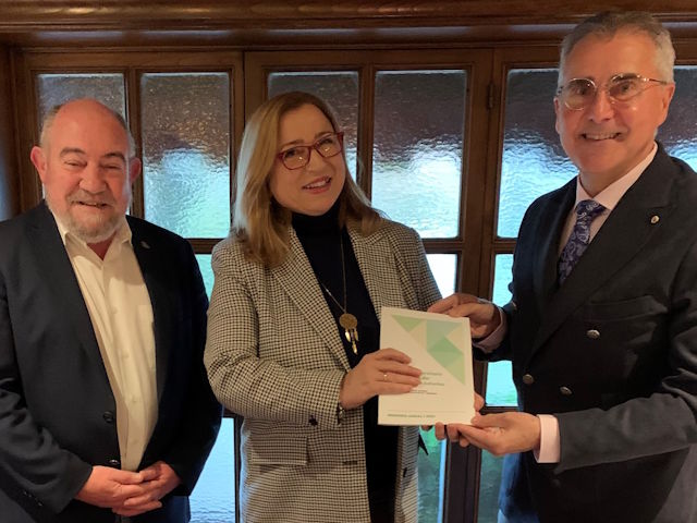 Entrega por parte del IUOPA de su Memoria Anual al Director General de Fundación Cajastur, D. Carlos Siñeriz de Paz