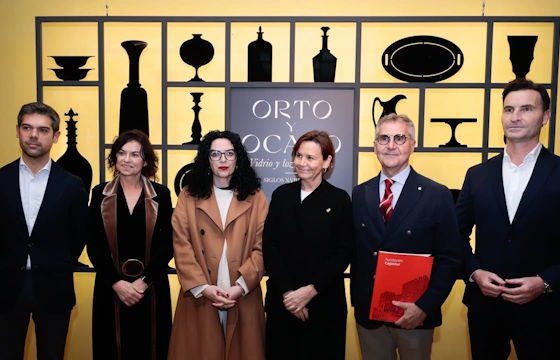 Autoridades en la inauguración de la exposición junto al representante dela Fundación Cajastur