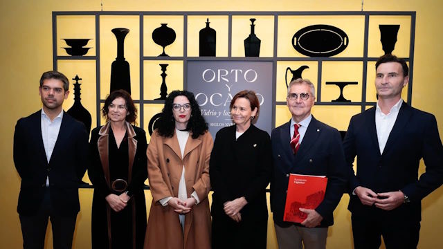 Autoridades en la inauguración de la exposición junto al representante dela Fundación Cajastur