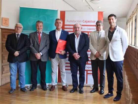 El jurado de los premios junto al representante de la Fundación Cajastur