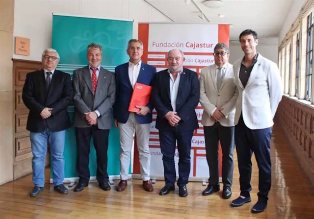El jurado de los premios junto al representante de la Fundación Cajastur