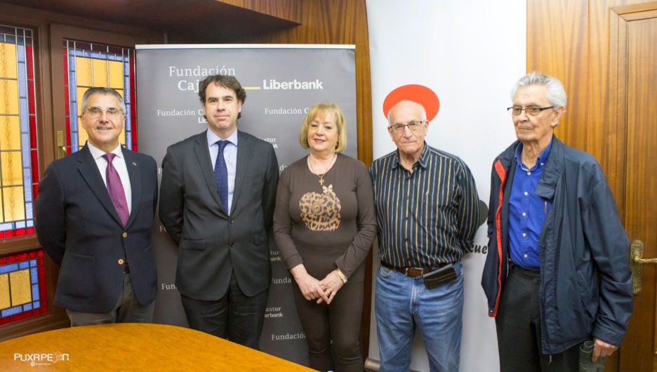 Foto de los representantes de FAMPA junto a los representantes de la Fundación Cajastur