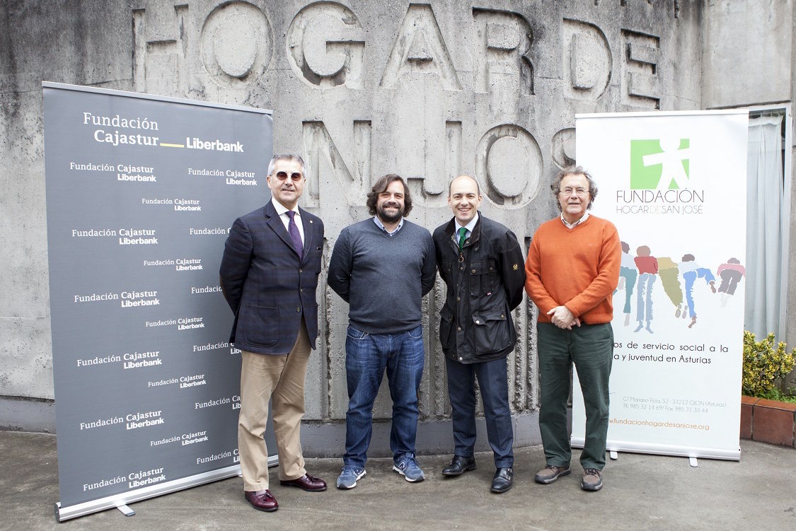 Foto de los representantes de la Fundación Hogar San José junto a los representantes de la Fundación Cajastur frente a la sede de la asociación