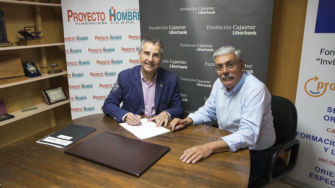 Foto que inmortaliza el convenio entre Proyecto Hombre y la Fundación Cajastur