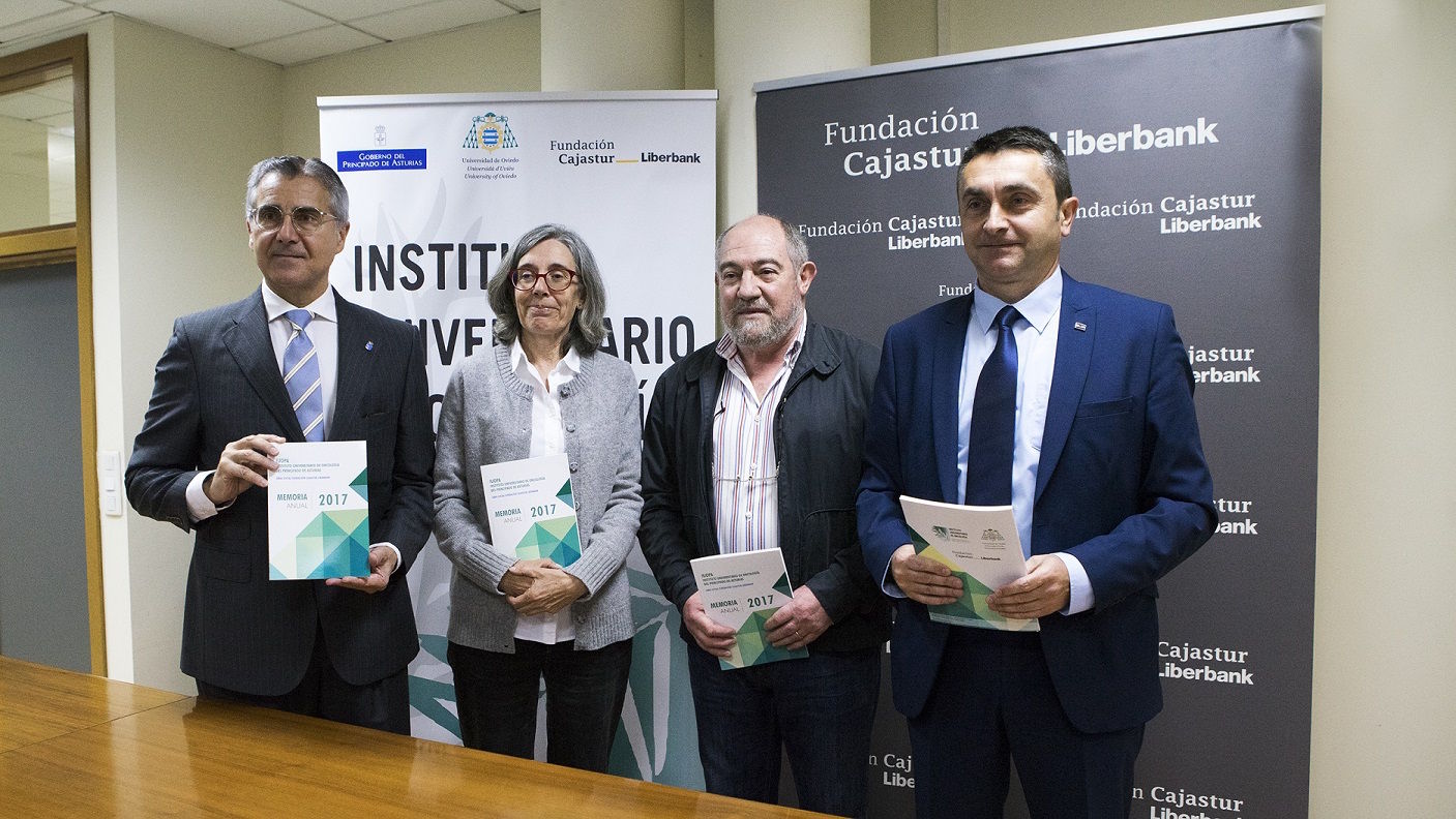 Foto de los representantes del IUOPA junto a los representantes de la Fundación Cajastur