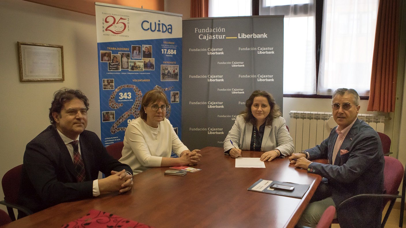 Foto que inmortaliza el convenio entre la Fundación Albergue Covadonga y la Fundación Cajastur