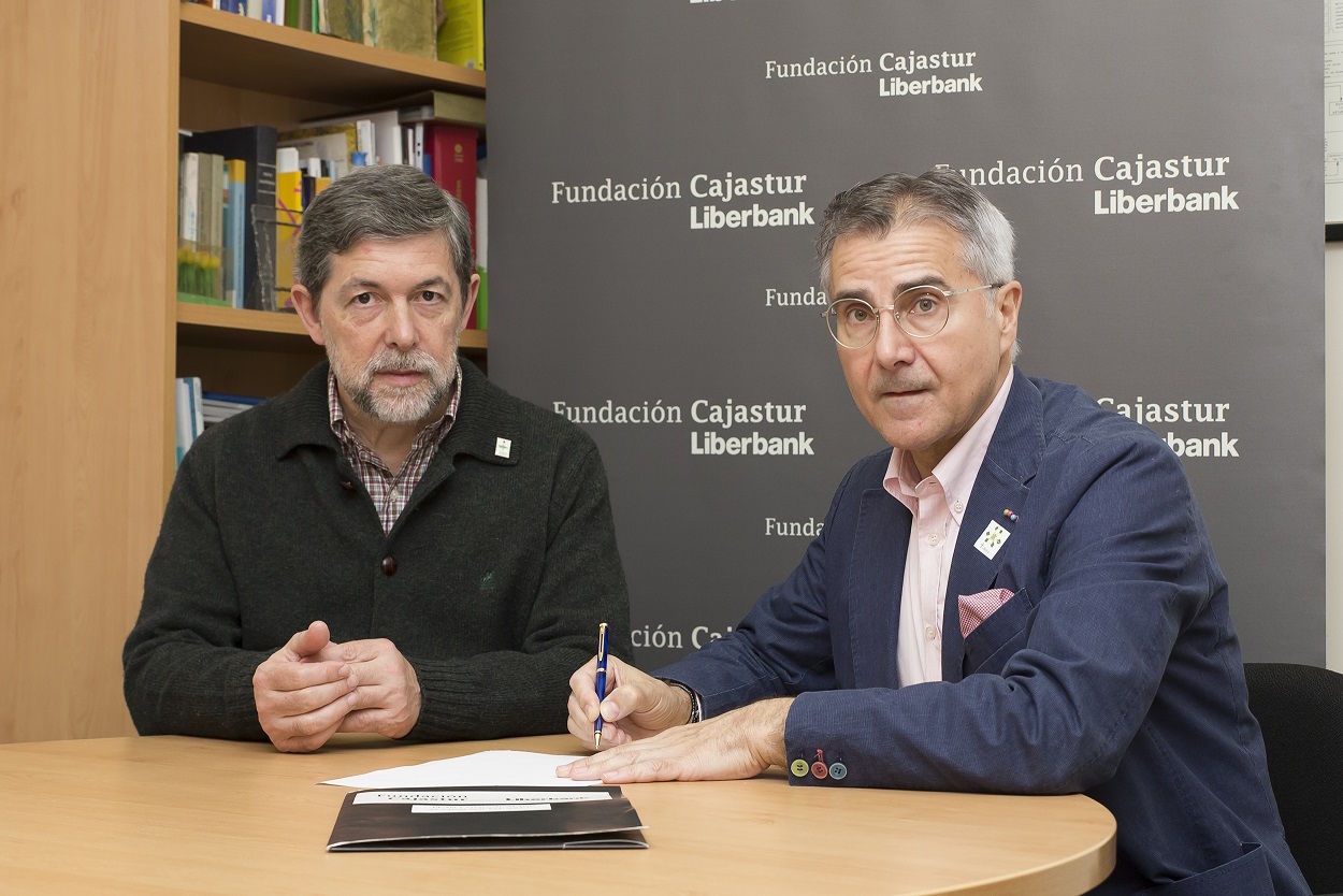 Foto que inmortaliza el convenio entre la Asociación Parkinson Asturias y la Fundación Cajastur