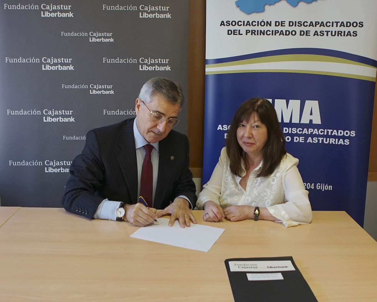 Foto que inmortaliza el convenio entre la Unión de Discapacitados del Principado de Asturias y la Fundación Cajastur
