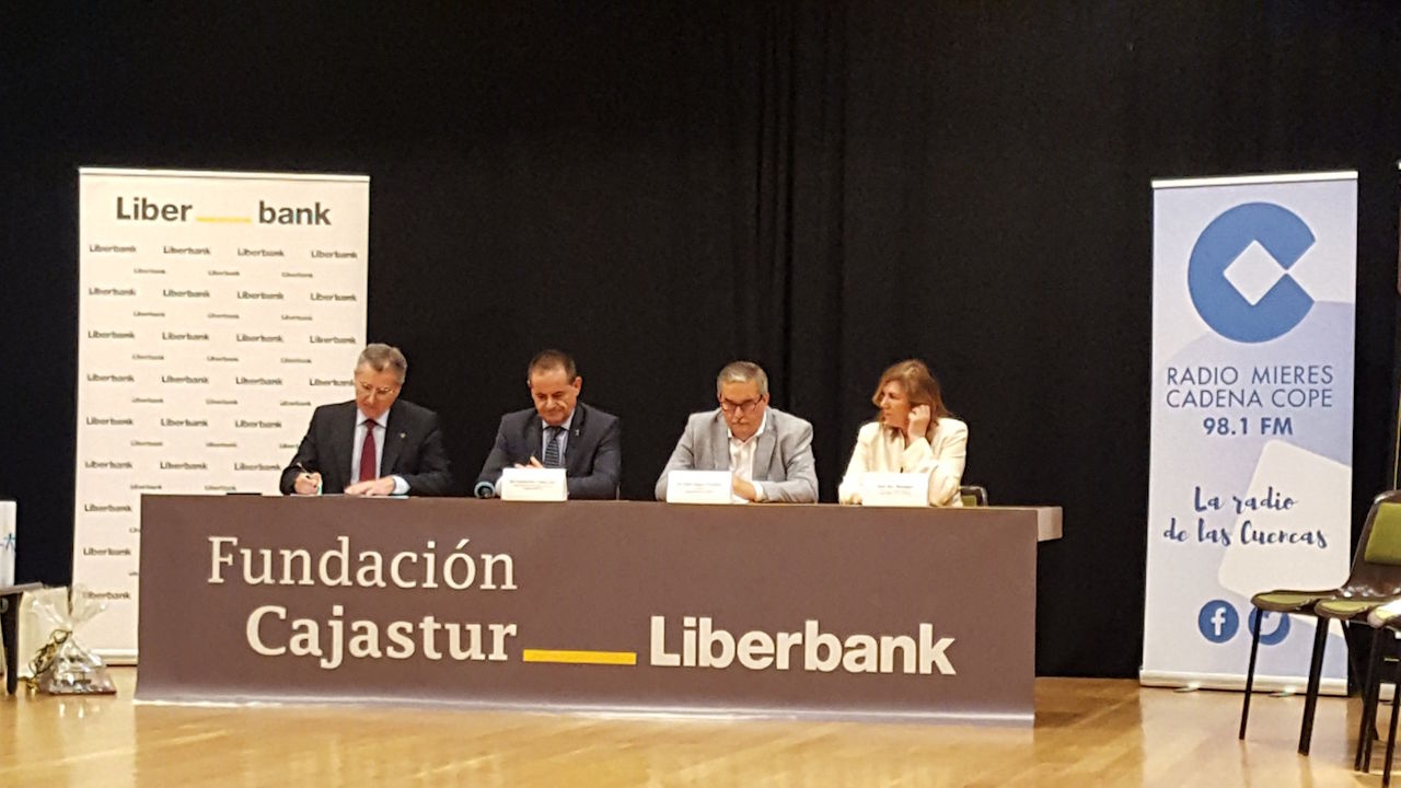 Primer plano de los representantes de Radio Mieres Cadena Cope, el ayuntamiento de Mieres, la OAIE y la Fundación Cajastur durante el acto de entrega de los Premios Virtus