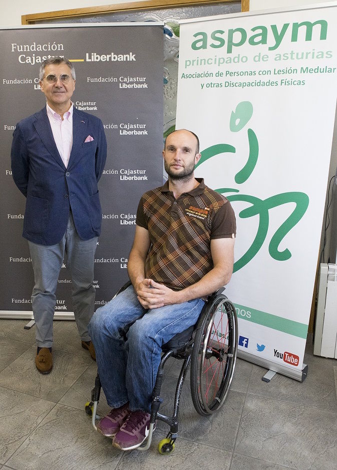 Foto de uno de los representantes de ASPAYM junto al representante de la Fundación Cajastur