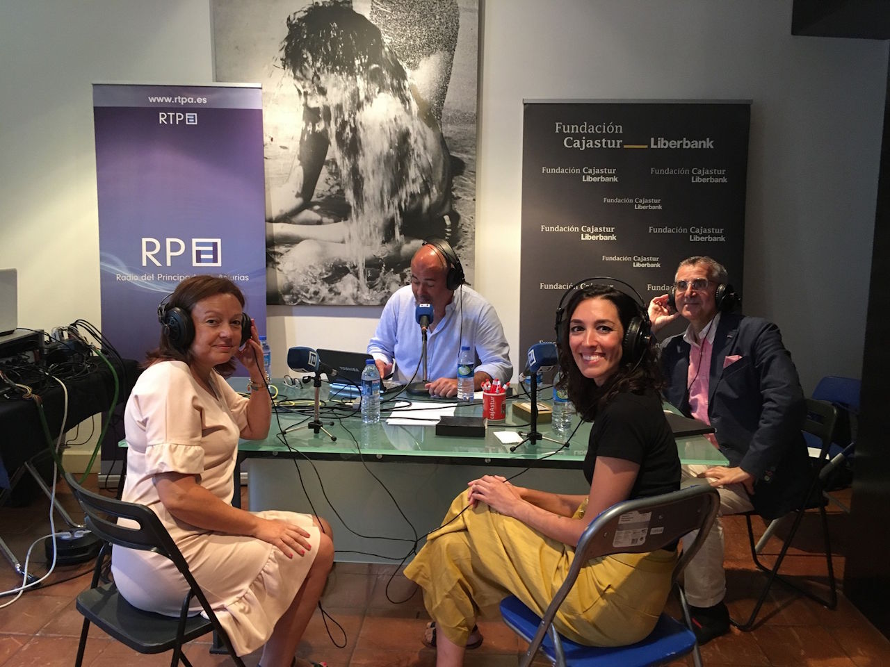 Las representantes del Centro de Día de Aldeas Infantiles junto al representante de la Fundación Cajastur en el estudio de RPA