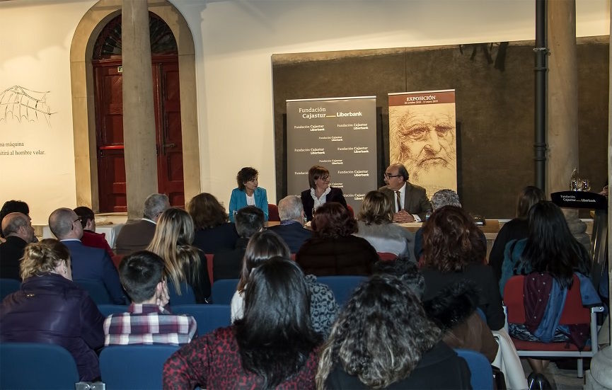 Vista parcial del evento dónde se pueden ver a las autoridades junto al representante de la Fundación Cajastur así como a una parte de los miembros de las diferentes entidades presentes