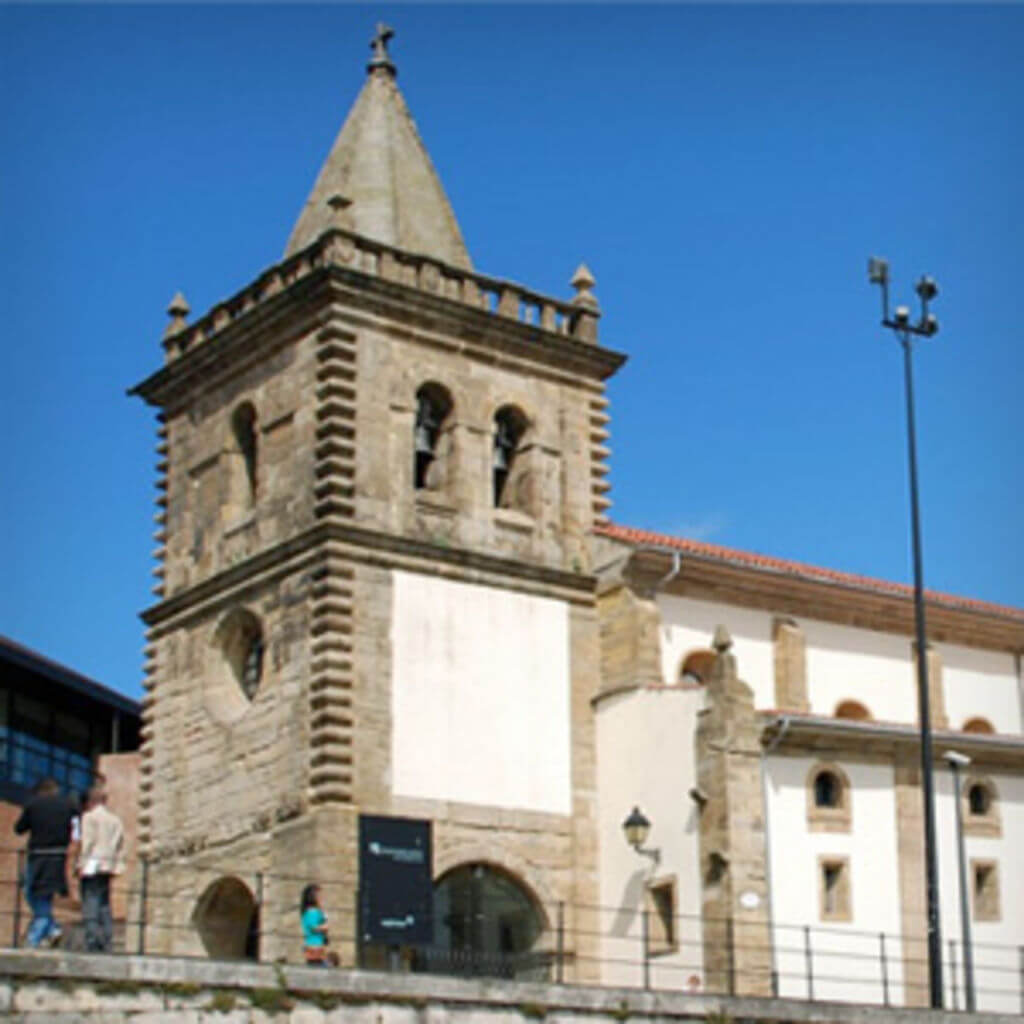 Vista de la torre de la Colegiata de San Juan Bautista