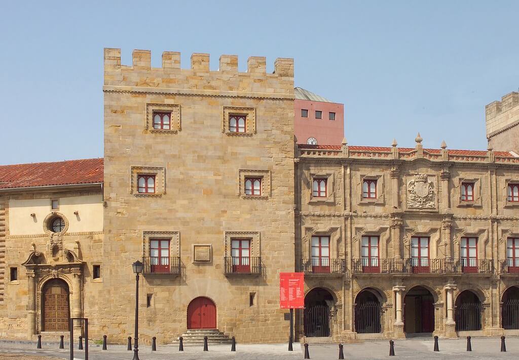 Vista parcial del Palacio de Revillagigedo, podemos ver la entrada a la Colegiata, adyacente al Palacio, una de las torres y la fachada principal