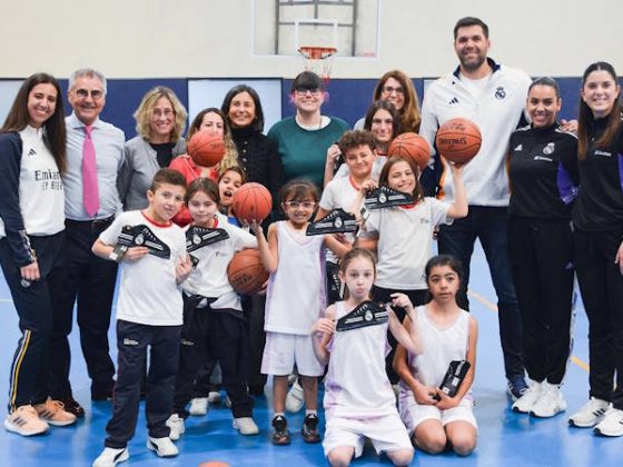 Foto de Carlos Siñeriz, nuestro Director General y Felipe Reyes con un grupo de niñas y niños participantes del proyecto