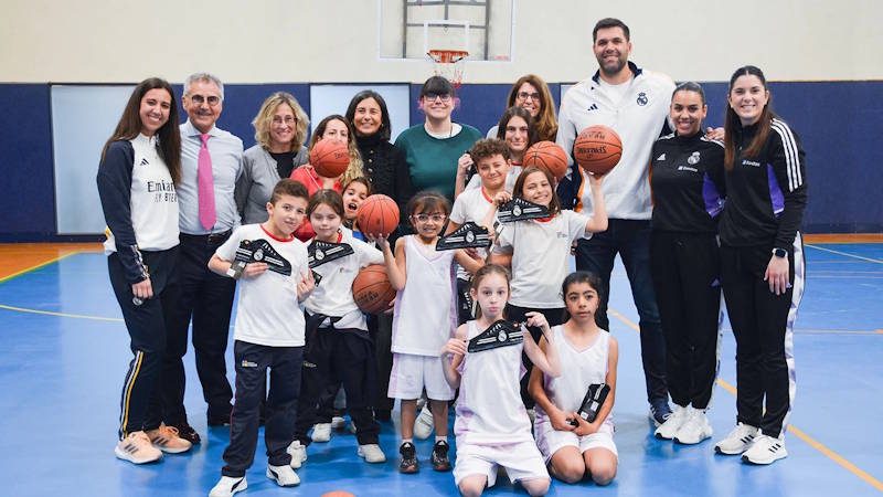 Foto de Carlos Siñeriz, nuestro Director General y Felipe Reyes con un grupo de niñas y niños participantes del proyecto