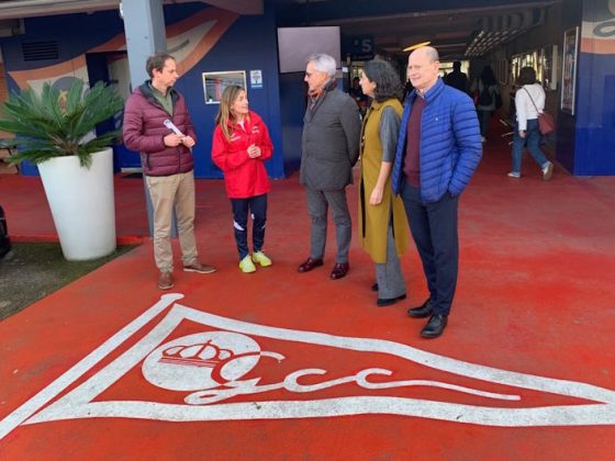 Carlos Siñeriz junto a los miembros de la junta directiva del Real Grupo de Cultura Covadonga en las instalaciones del club